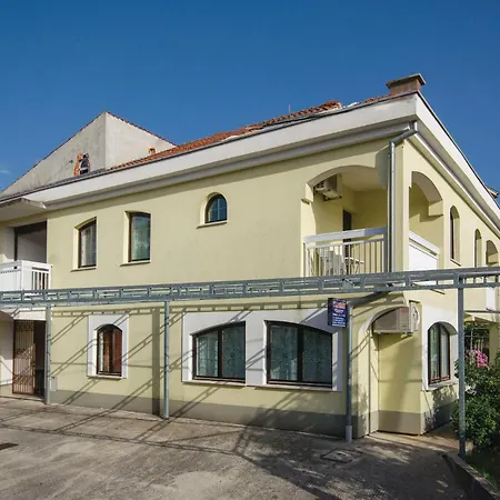 Nice Apartment In Okrug Gornji With Wifi *