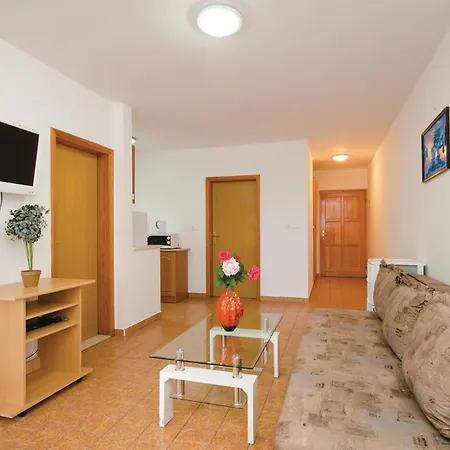 Apartament Nice Apartment In Okrug Gornji With Wifi